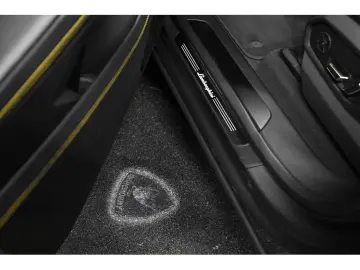 LAMBORGHINI URUS S V8 666 CP AKRAPOVIC CARBON