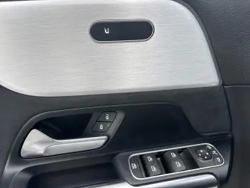 MERCEDES-BENZ GLA 250 Sportpaket El. Panodach Panorama Navi