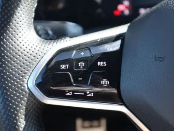 VW Golf VIII Variant 2.0 TSI DSG R-Line ACC LED PDC