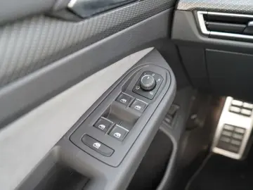 VW Golf VIII Variant 2.0 R-Line LED Navi ACC AHK