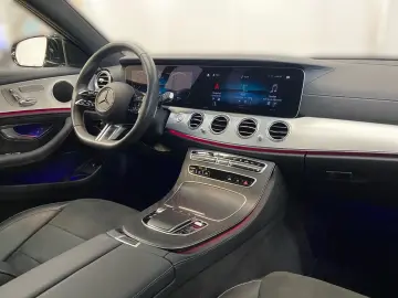 MERCEDES E 300 e 4MATIC   AMG LINE • PANO DISTRONIC 360
