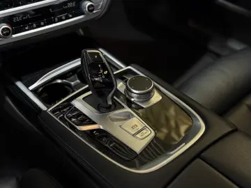 BMW 750i xDRIVE M SPORT HUD • 360  • SOFT CLOSE