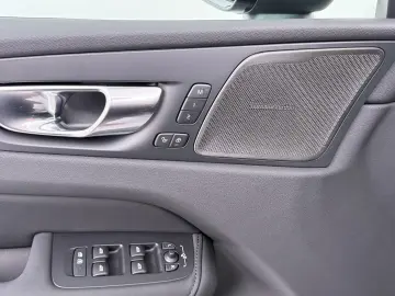 Volvo XC60 T8 AWD PLUS DARK  PANO HEAD-UP 360