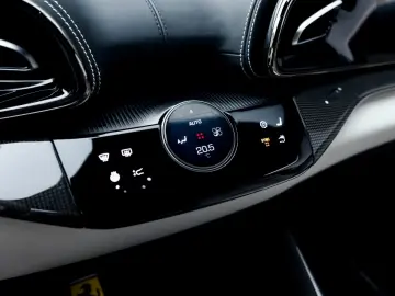 Ferrari Purosangue Lift Pano Massage Vent