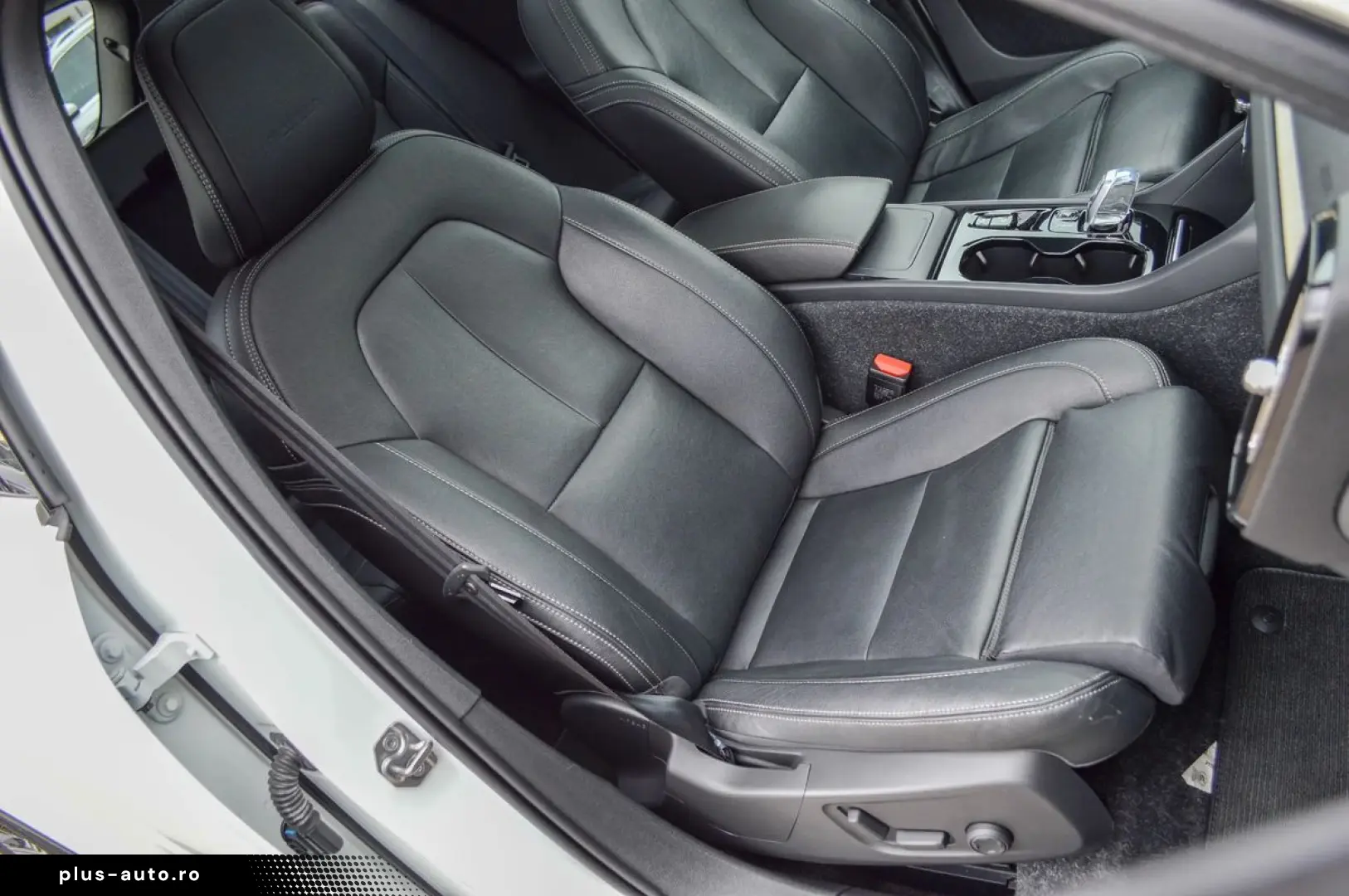 VOLVO XC40 2020 — imagine 25