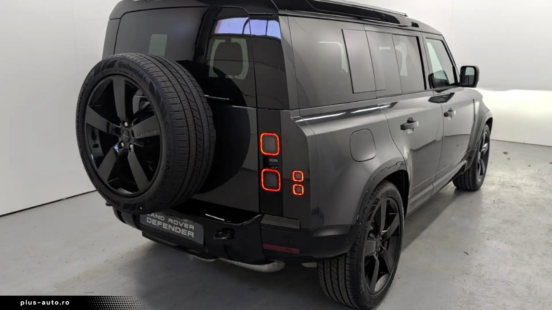 Land Rover Defender D250 X-Dynamic SE AHK Pano