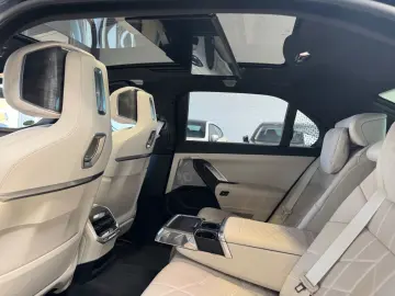 BMW 750e xDrive Individual Pret nou186.900 €   TV