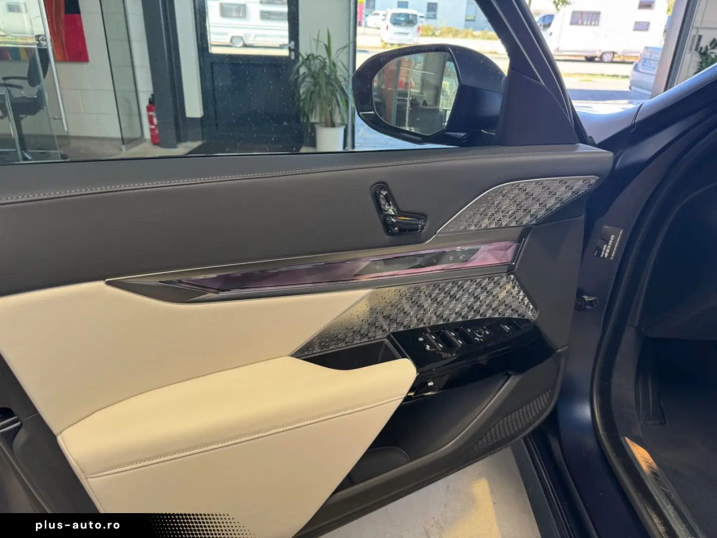 BMW 750e xDrive Individual Pret nou186.900 €   TV