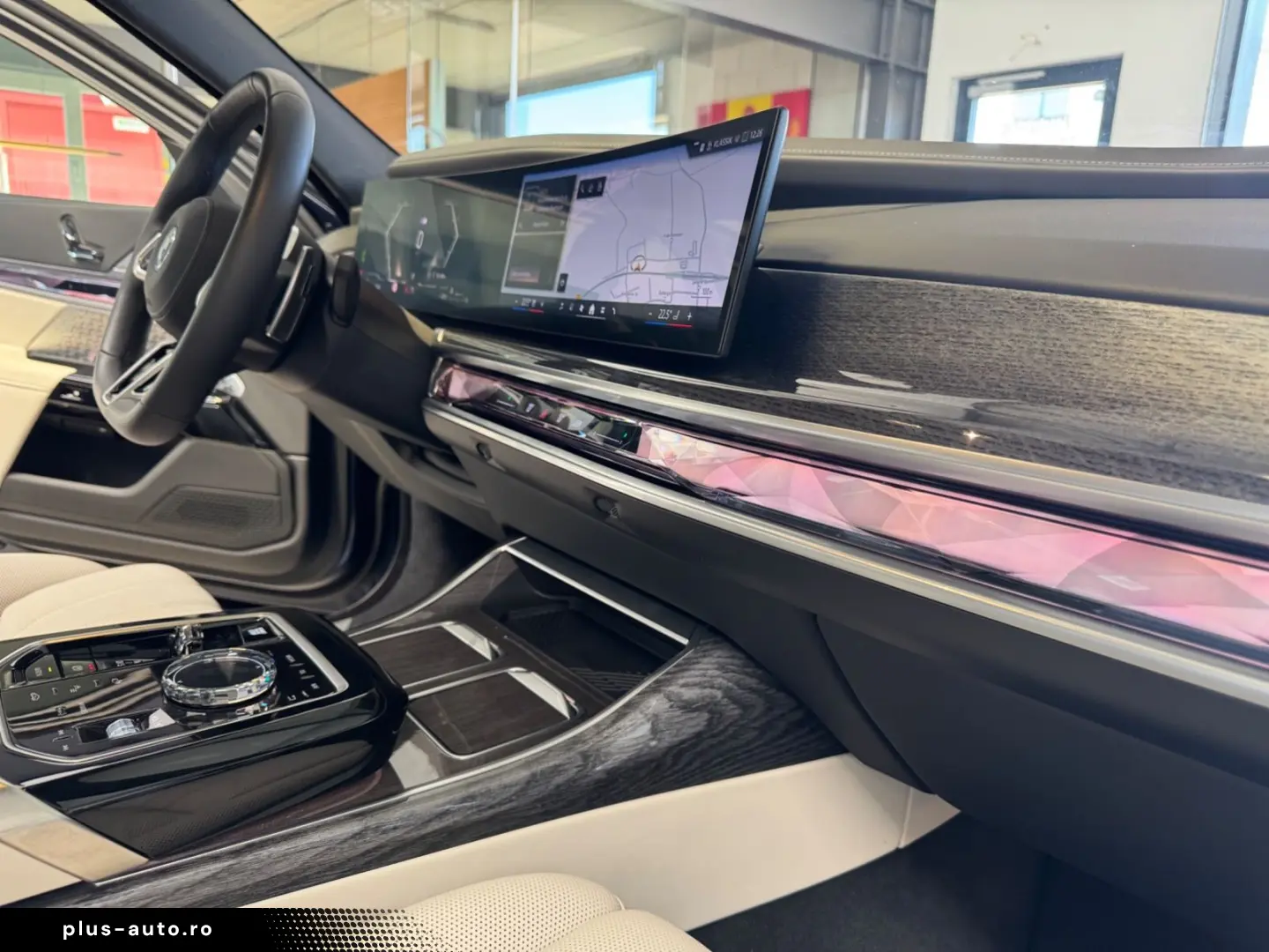BMW 750e xDrive Individual Pret nou186.900 €   TV