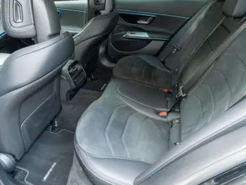 MERCEDES-BENZ E 300 e  AMG Night AHK Head Digital 360
