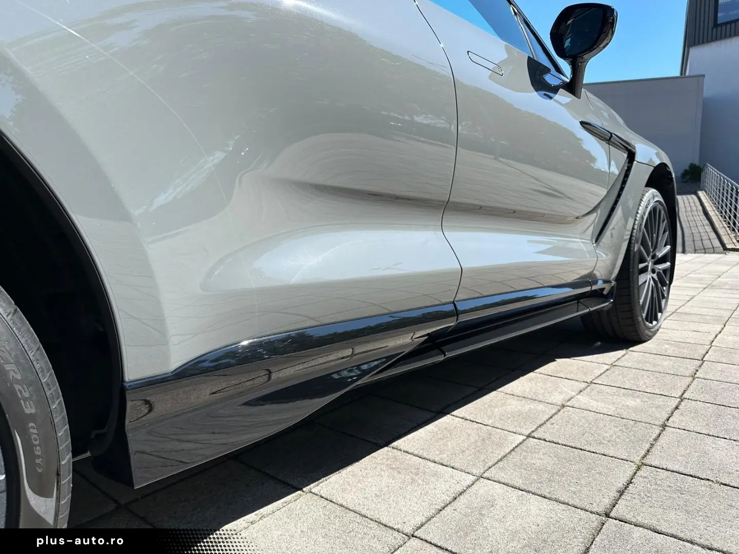 ASTON MARTIN DBX 707 China Grey   Onyx Black
