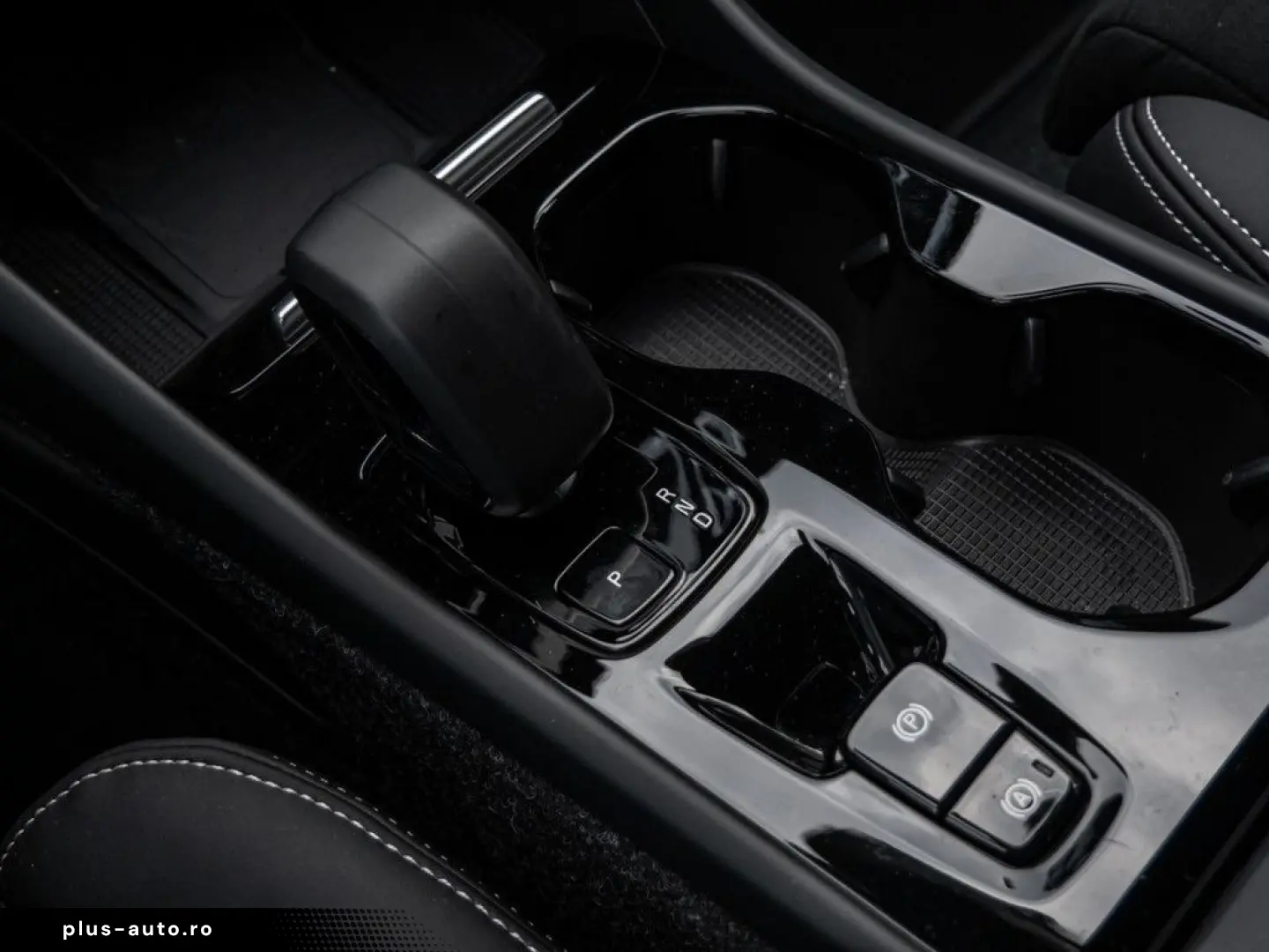 VOLVO XC40 B3 Plus Black Edition 2WD W-LAN FACEL. LED