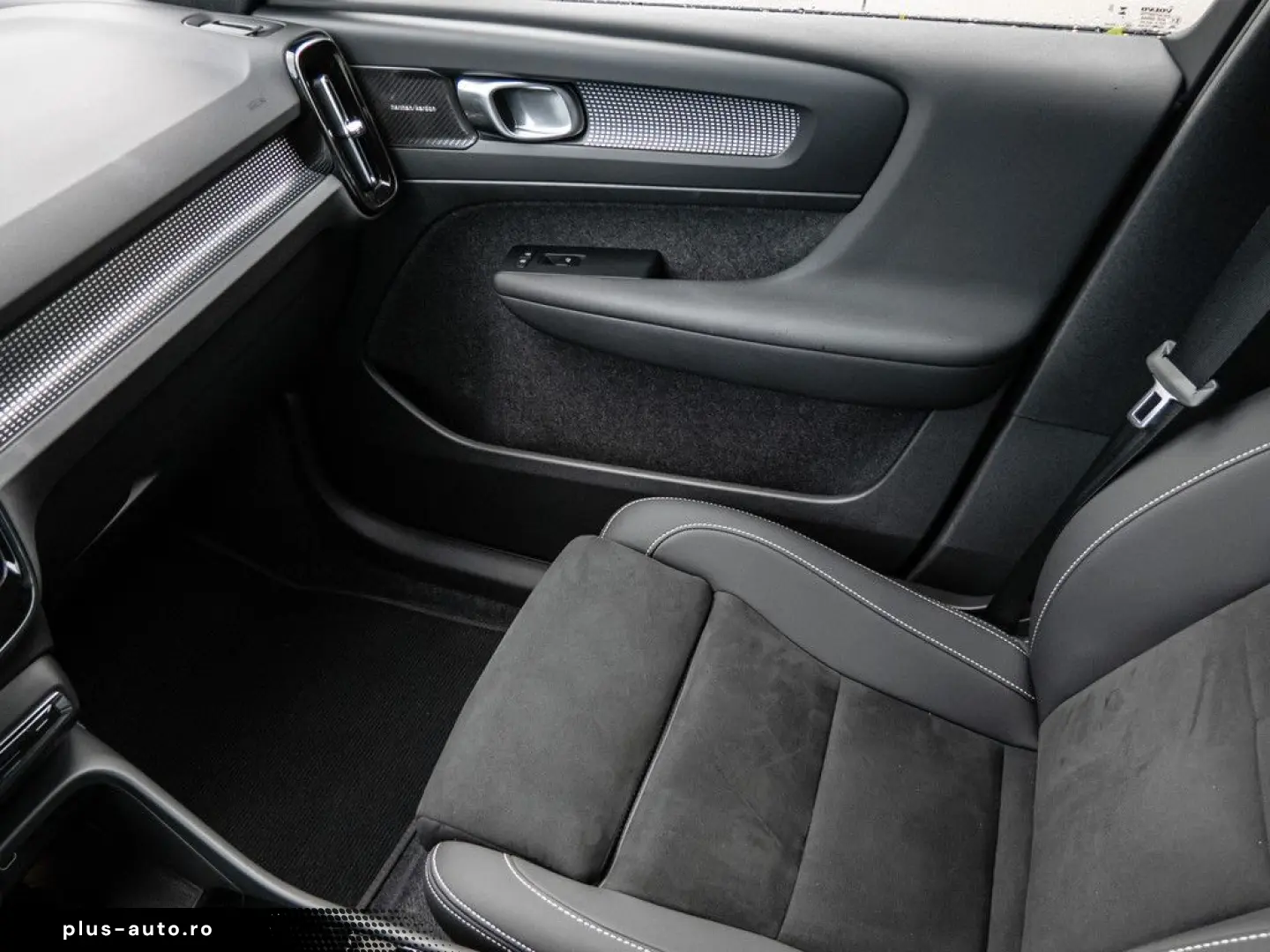 VOLVO XC40 B3 Plus Black Edition 2WD W-LAN FACEL. LED