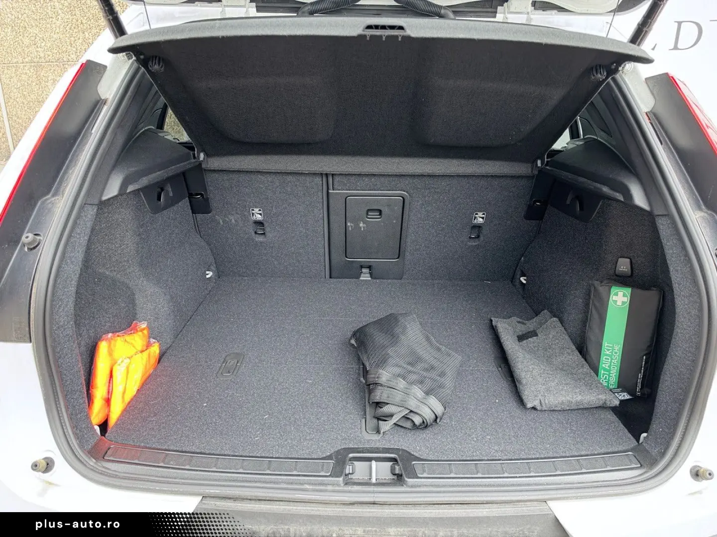 VOLVO XC40 B3 B DKG Plus Dark   360 KAM.   H&K   AHK