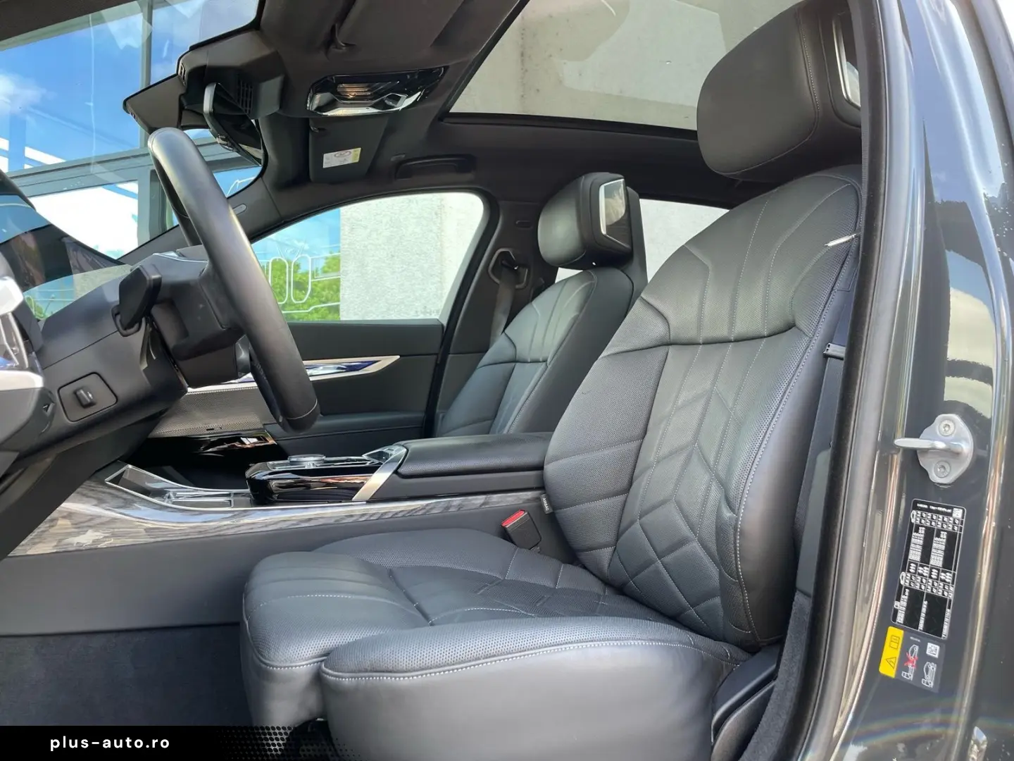 BMW i7 2025 — imagine 8