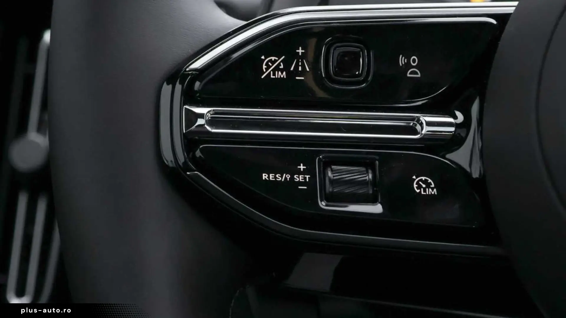 Aston Martin DBX S
