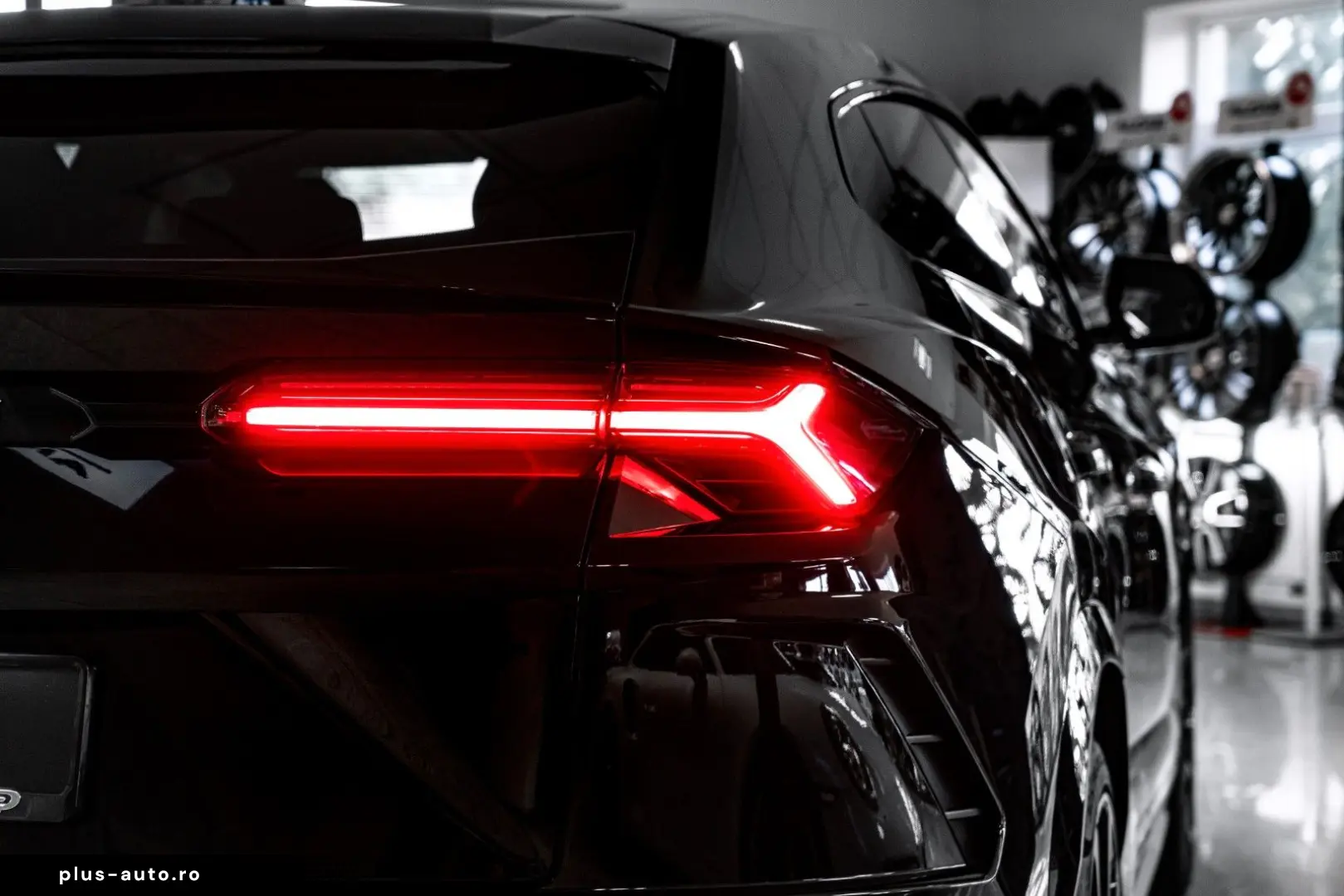 LAMBORGHINI Urus B&O 23  AKRAPOVIC MASSAGE PANO TOW WARRANTY