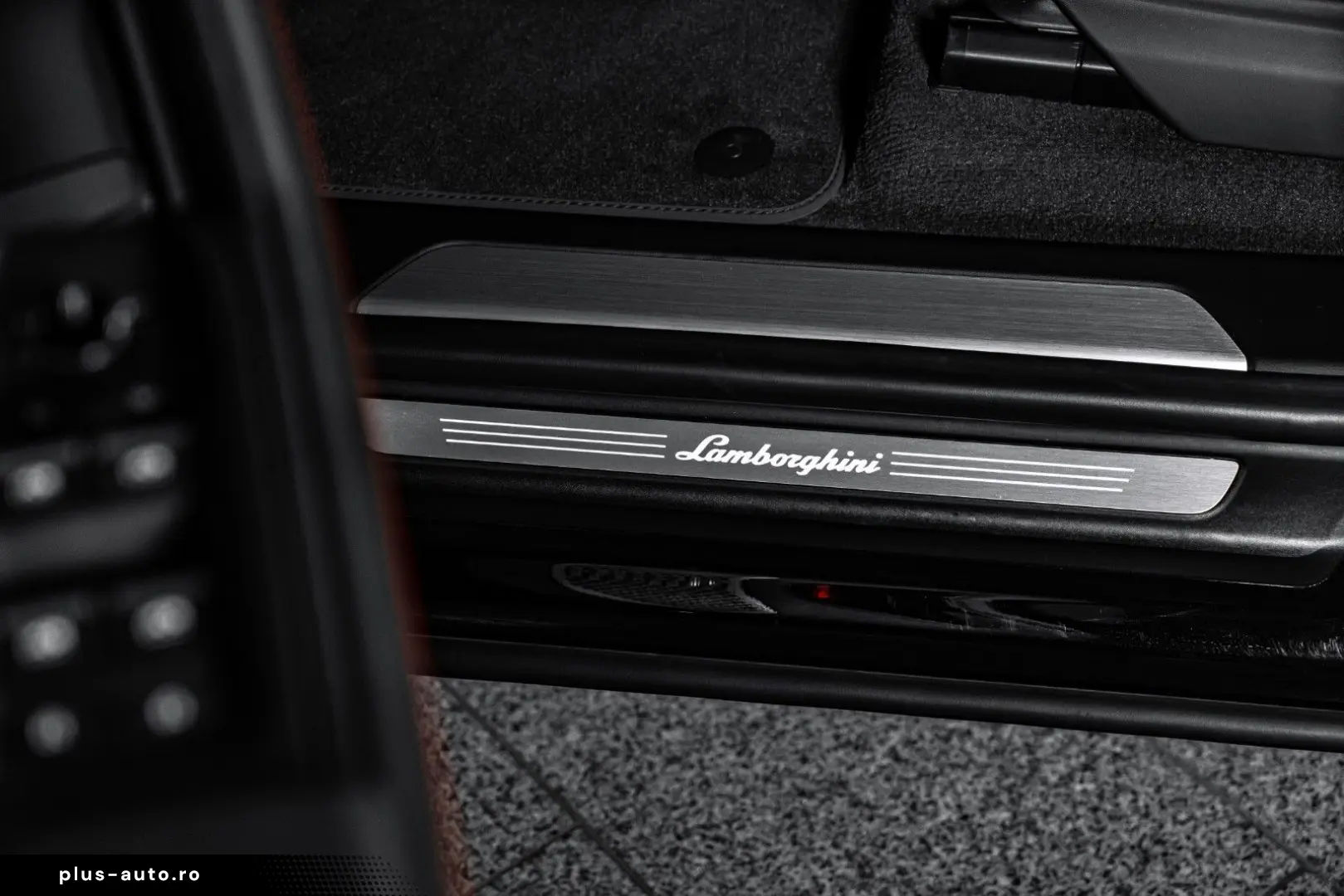LAMBORGHINI Urus B&O 23  AKRAPOVIC MASSAGE PANO TOW WARRANTY