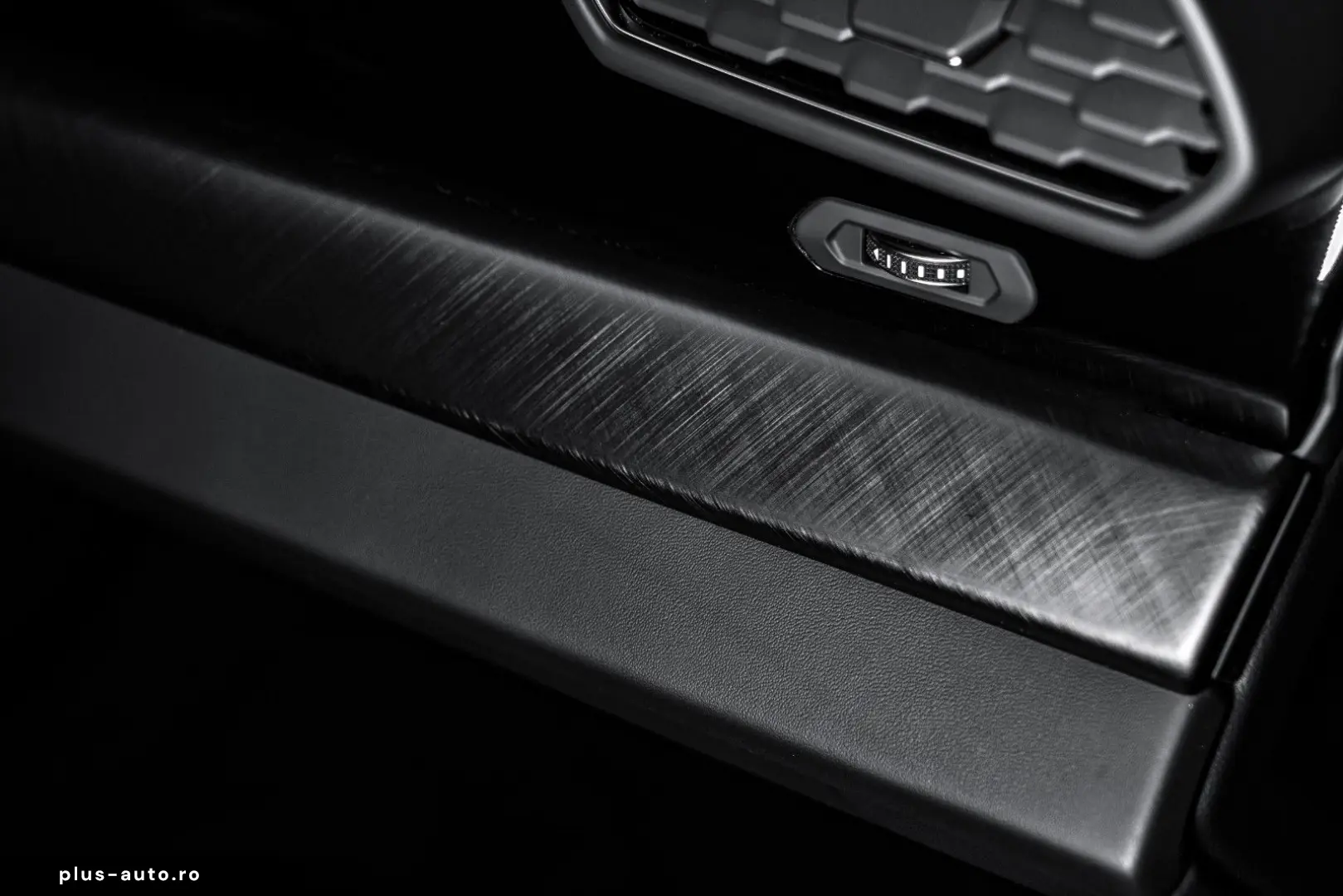 LAMBORGHINI Urus B&O 23  AKRAPOVIC MASSAGE PANO TOW WARRANTY