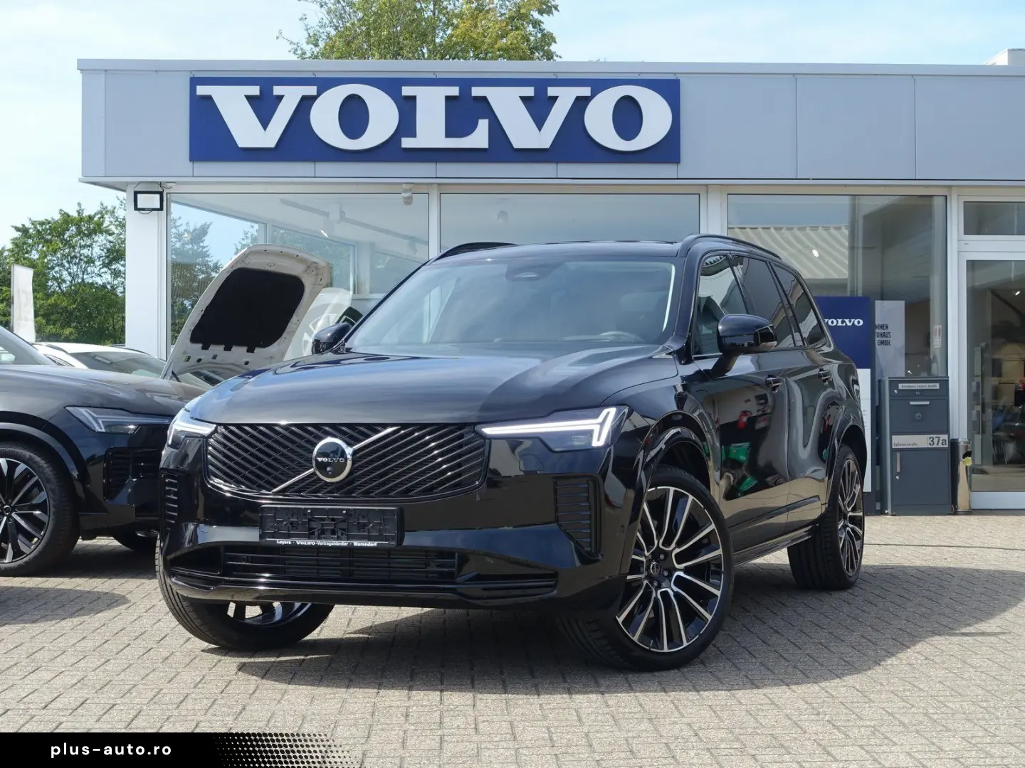 VOLVO XC90 Ultra Dark T8 AWD Plug-in   Pano B&W FourC