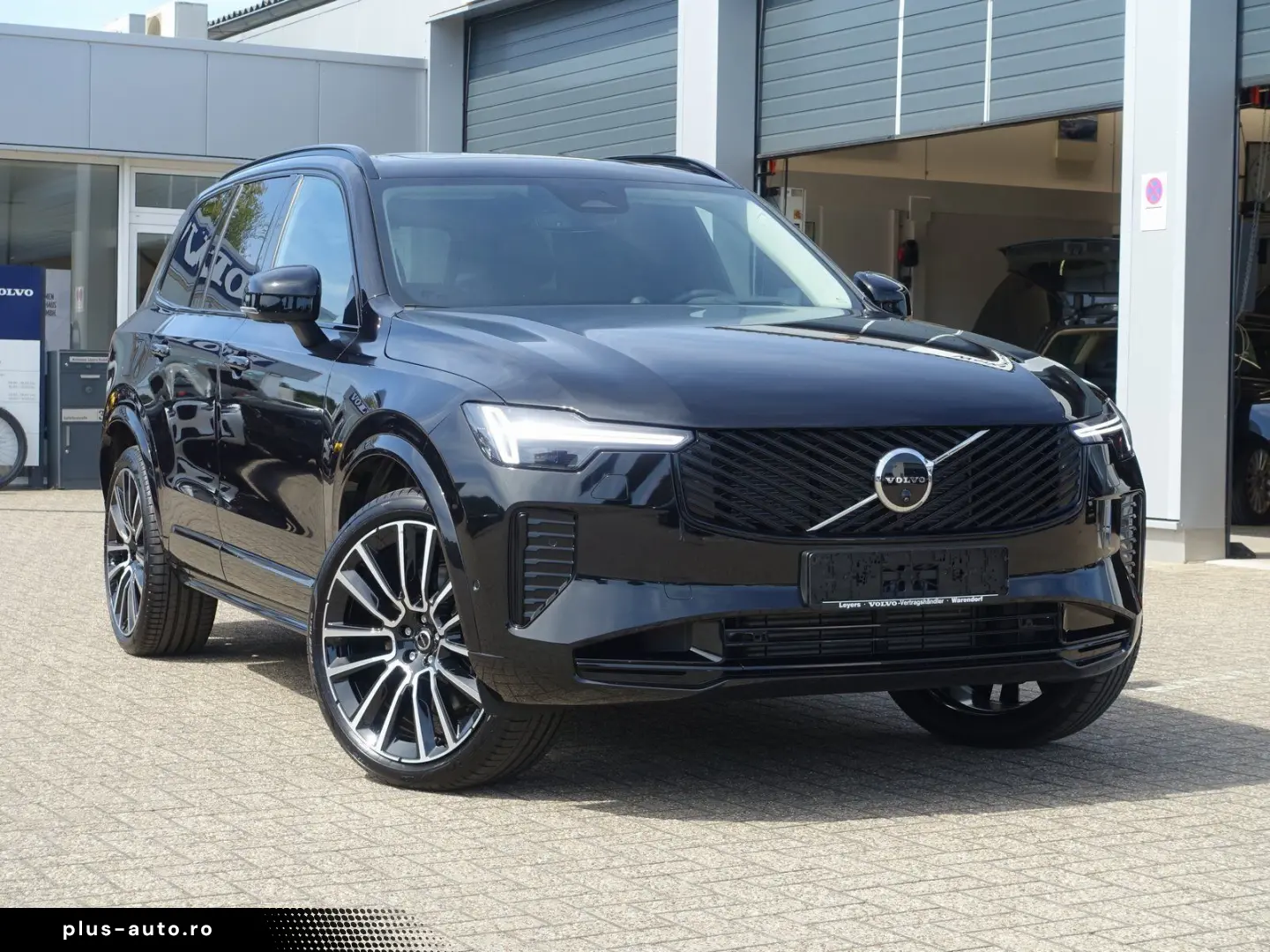 VOLVO XC90 Ultra Dark T8 AWD Plug-in   Pano B&W FourC
