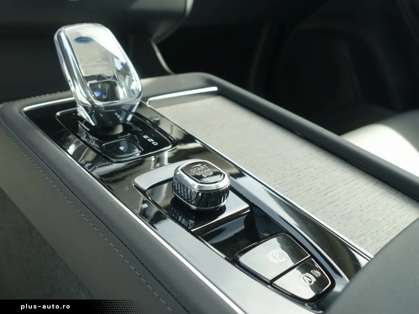 VOLVO XC90 Ultra Dark T8 AWD Plug-in   Pano B&W FourC