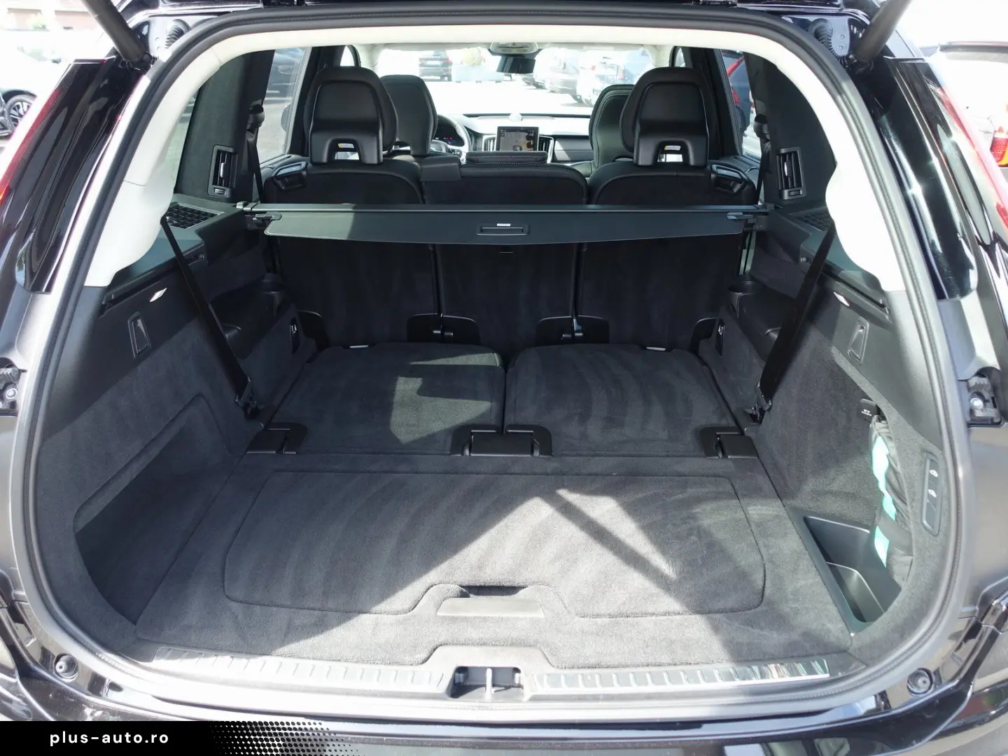 VOLVO XC90 Ultra Dark T8 AWD Plug-in   Pano B&W FourC