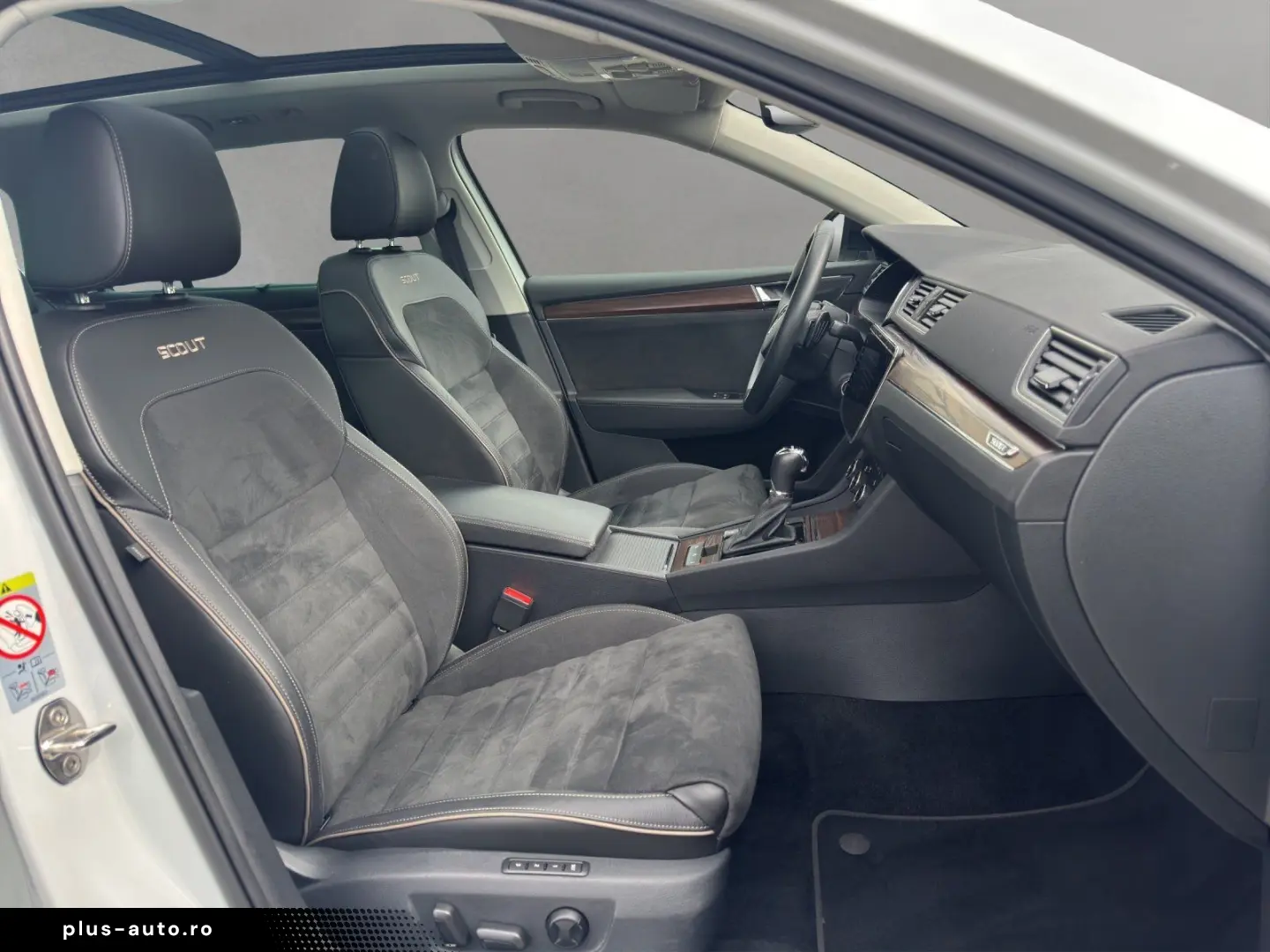 SKODA Superb Combi 2.0 TDI Scout Final Edt. AHK PANO