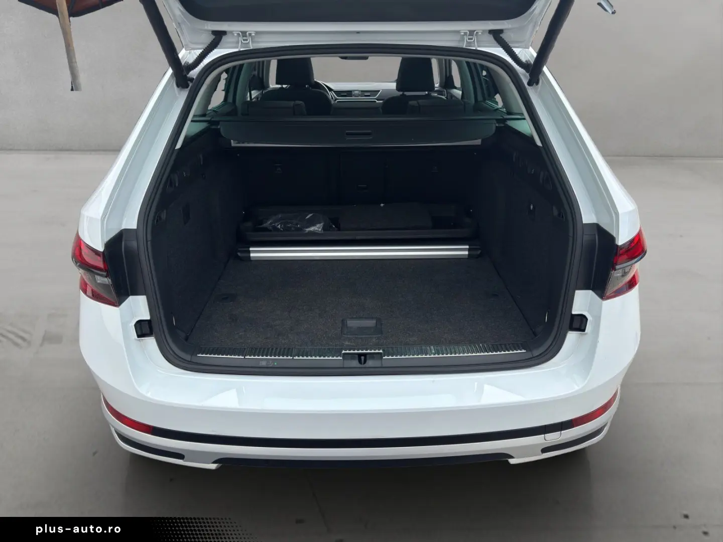 SKODA Superb Combi 2.0 TDI Scout Final Edt. AHK PANO