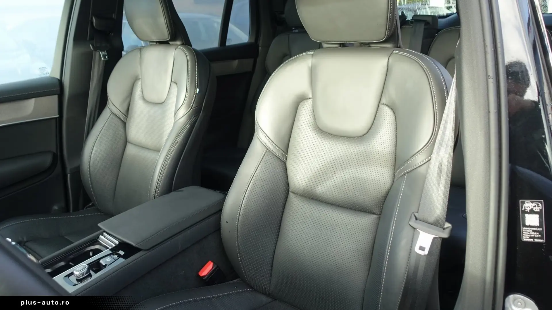 Volvo XC90T8 AWD Dark Plug-in B&W FourC