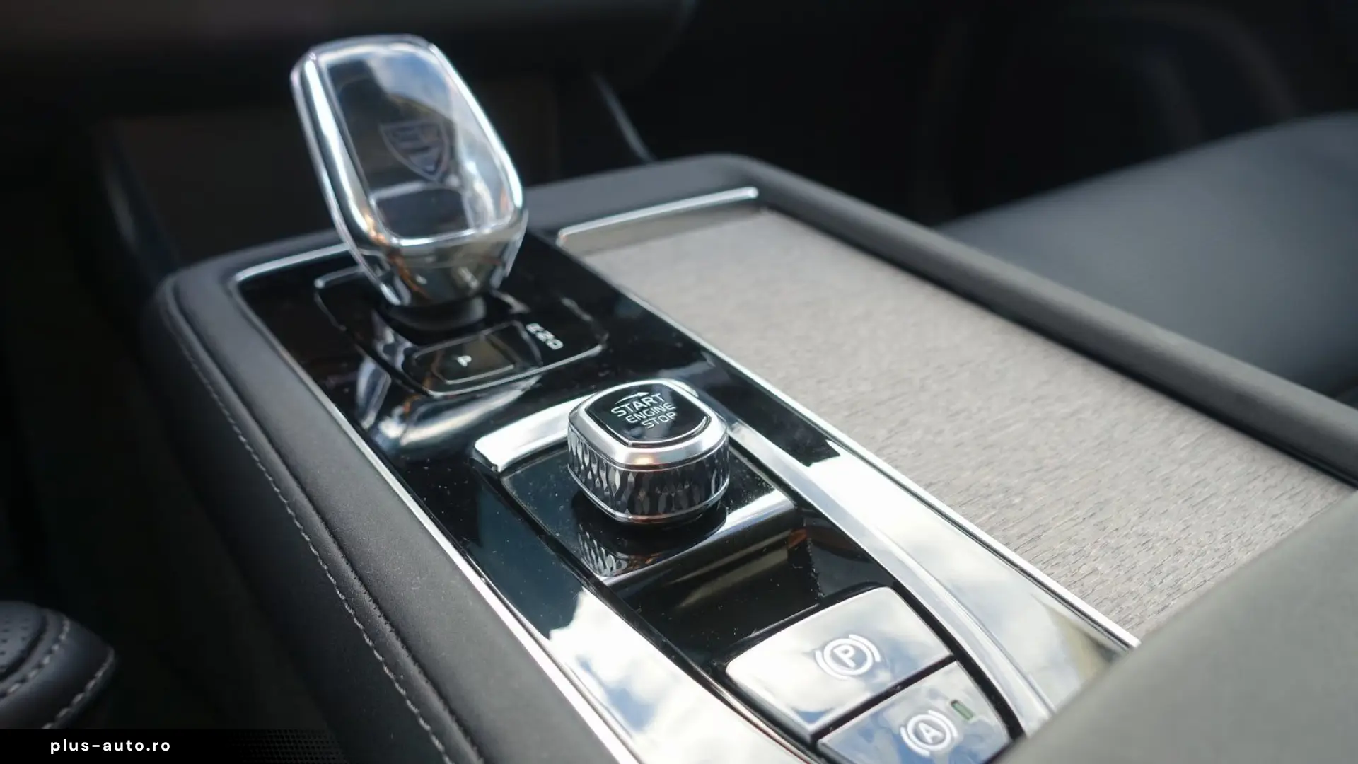 Volvo XC90T8 AWD Dark Plug-in B&W FourC