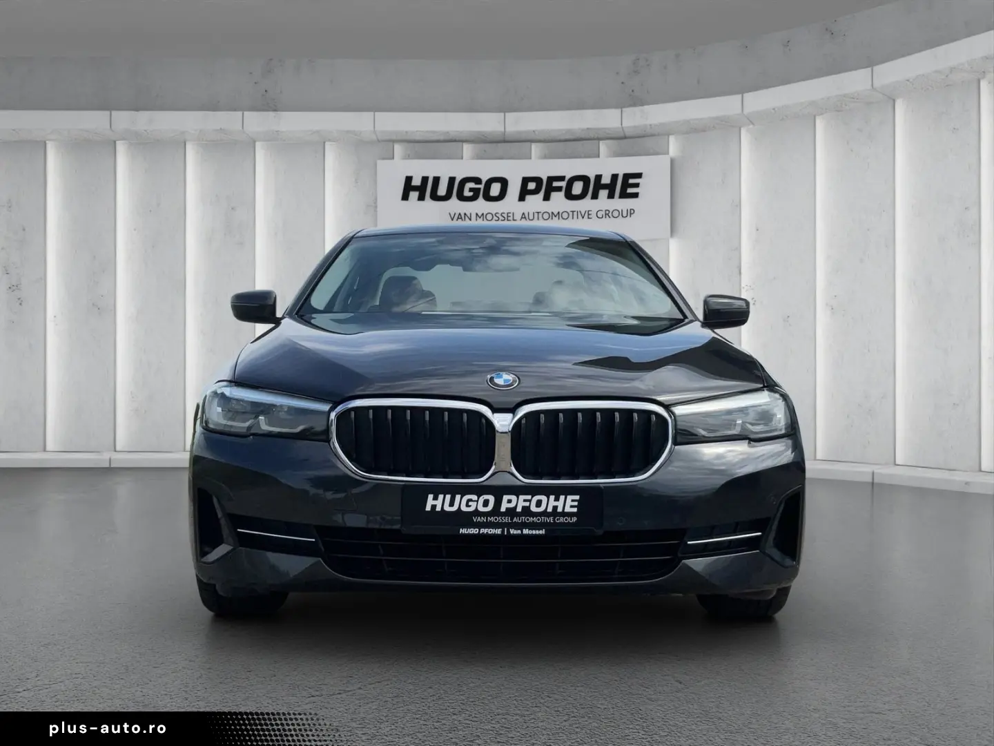 BMW 520d Limousine. Driving Assist