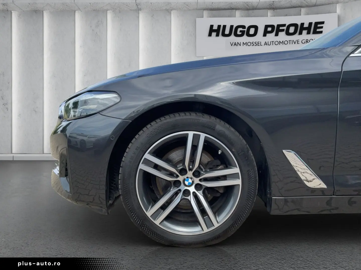 BMW 520d Limousine. Driving Assist