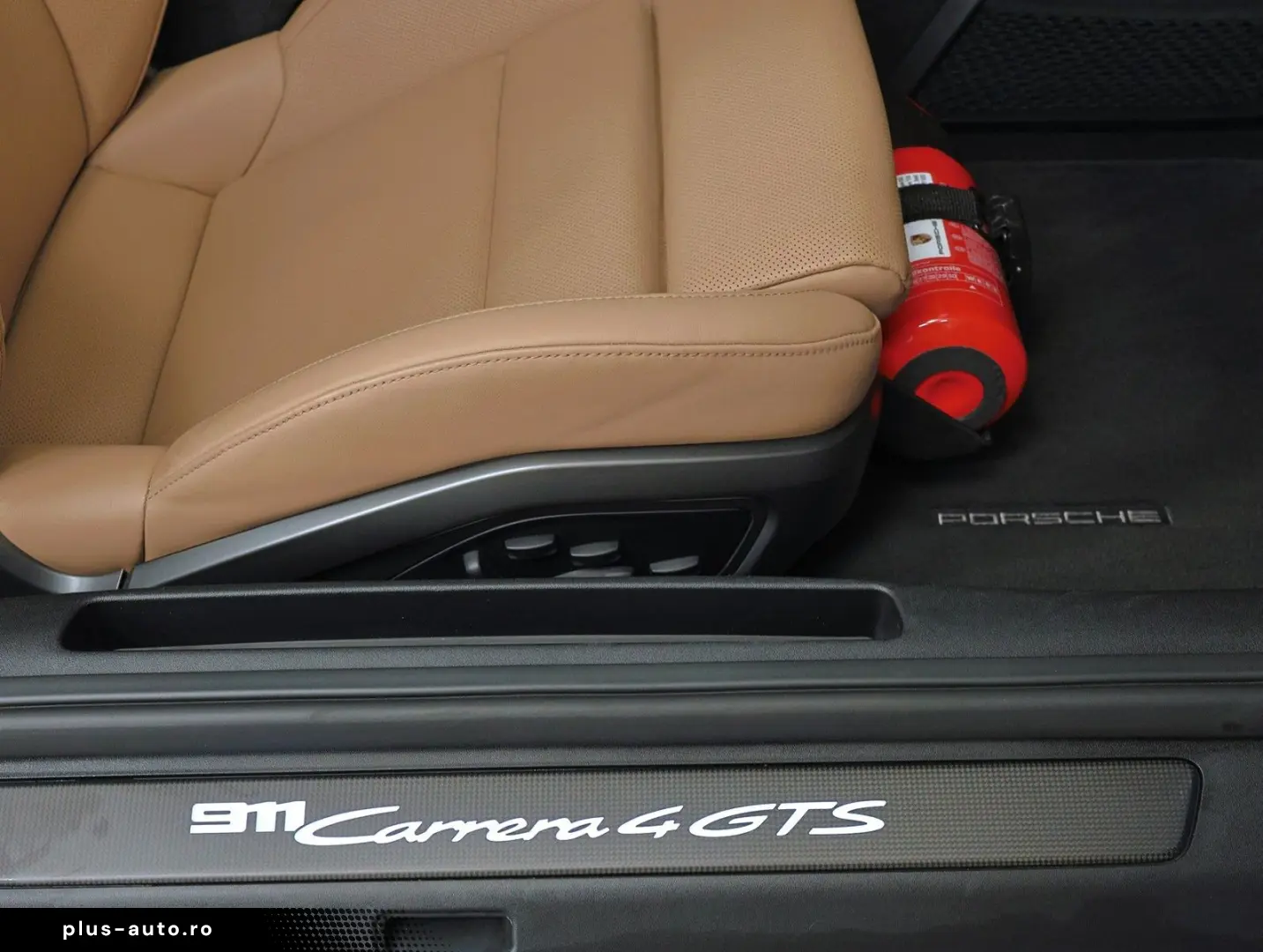 PORSCHE 911 Carrera 4 GTS