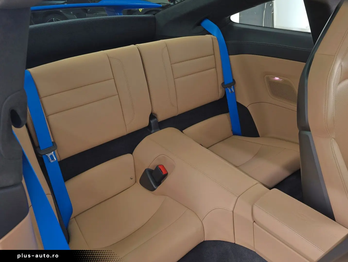 PORSCHE 911 Carrera 4 GTS