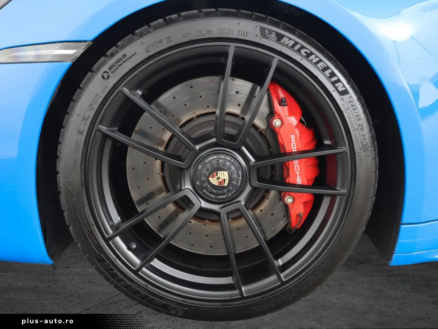 PORSCHE 911 Carrera 4 GTS