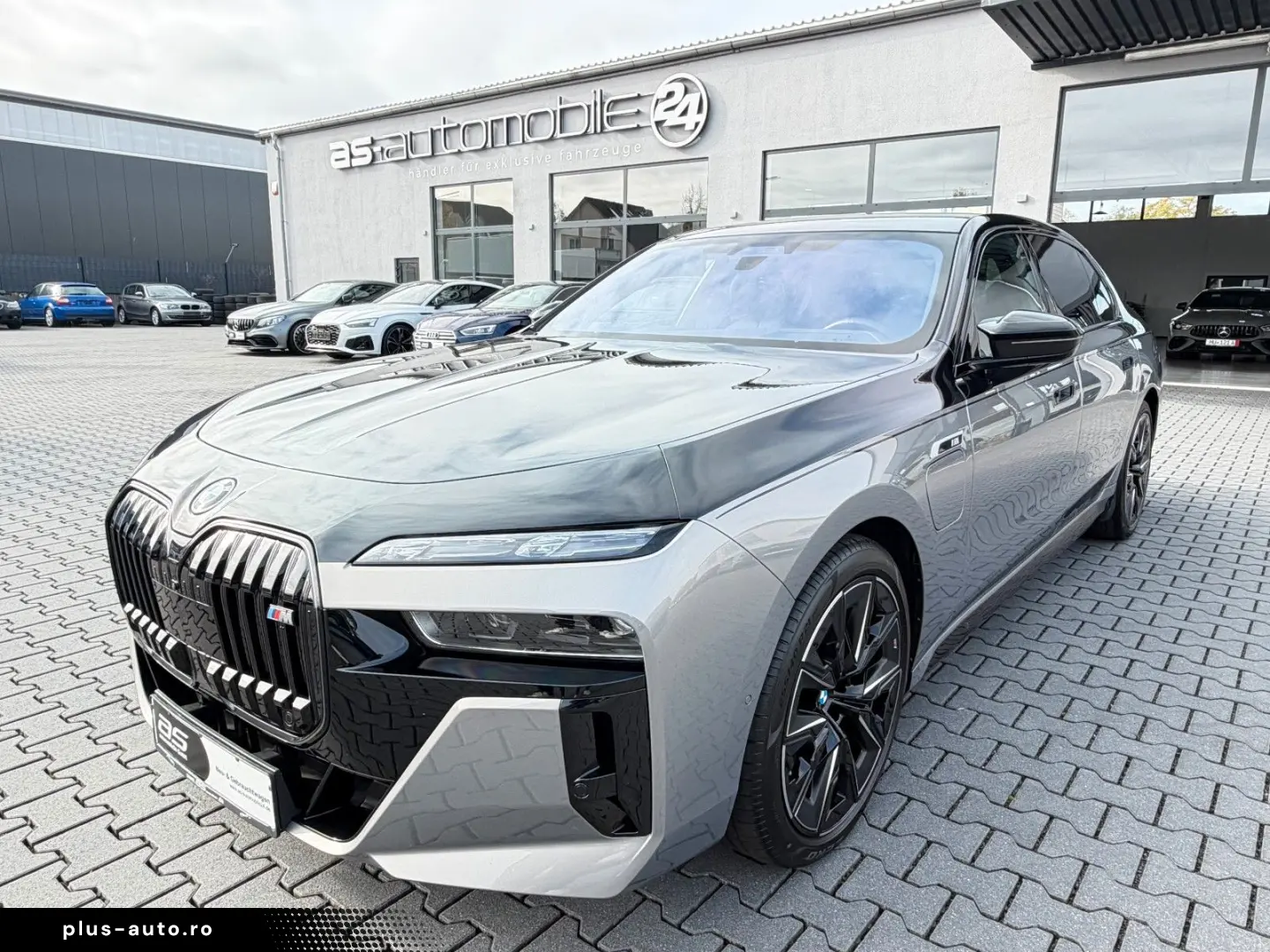 BMW M760e xDrive Individual TV SkyLounge