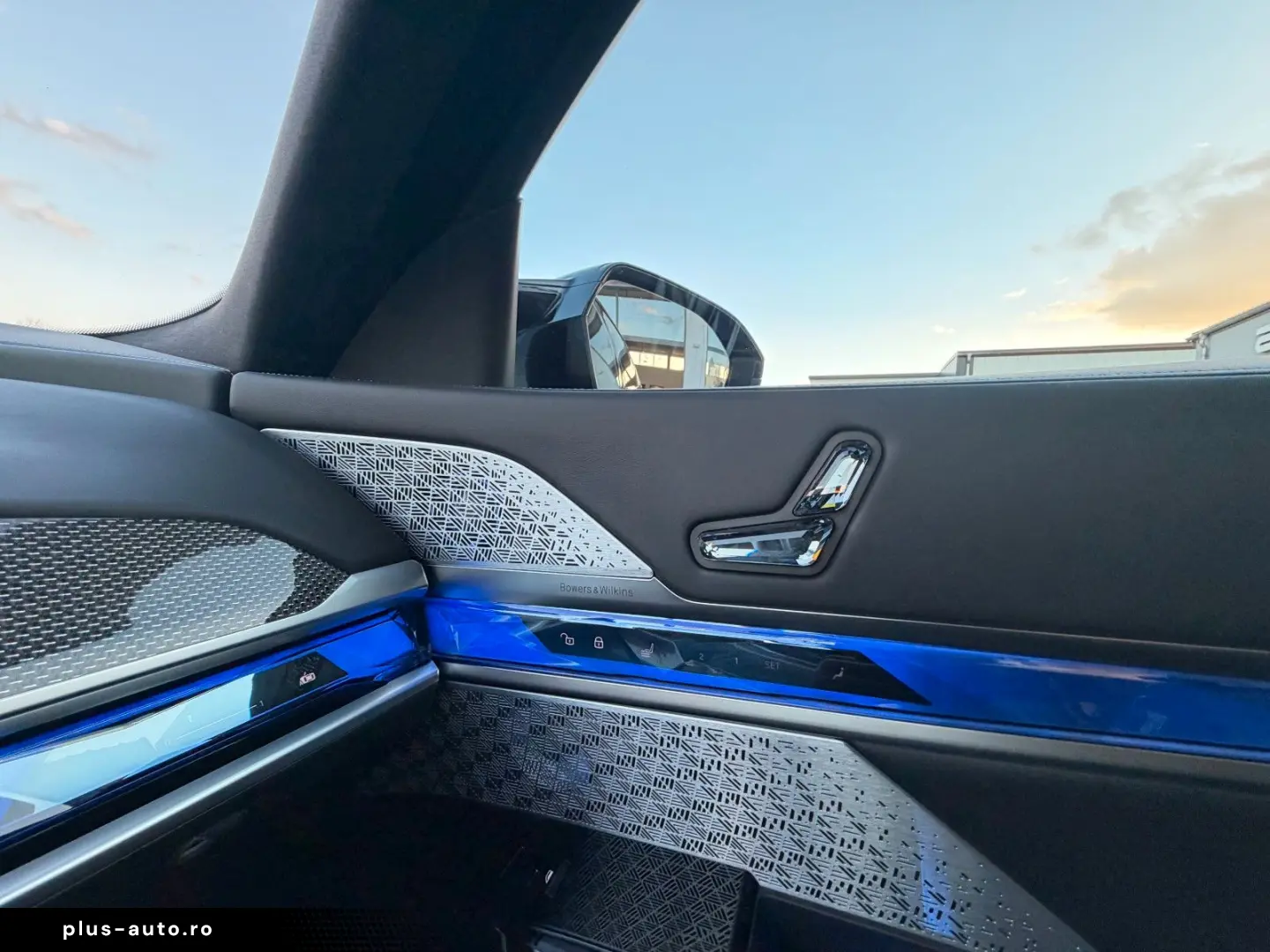 BMW M760e xDrive Individual TV SkyLounge