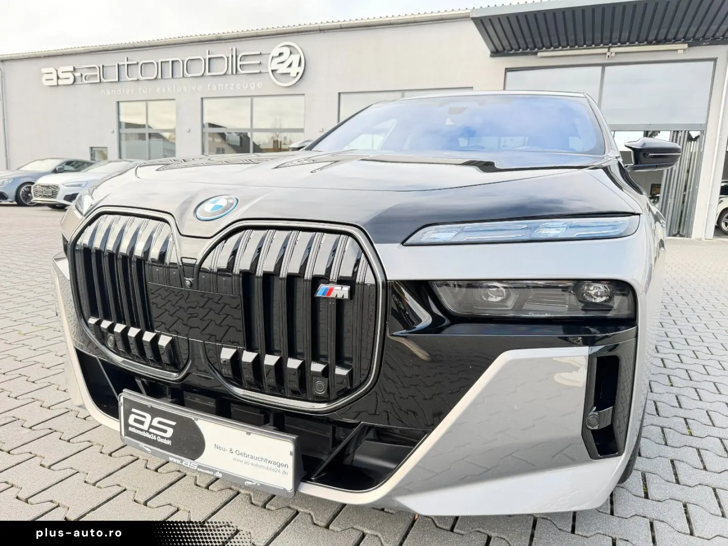 BMW M760e xDrive Individual TV SkyLounge
