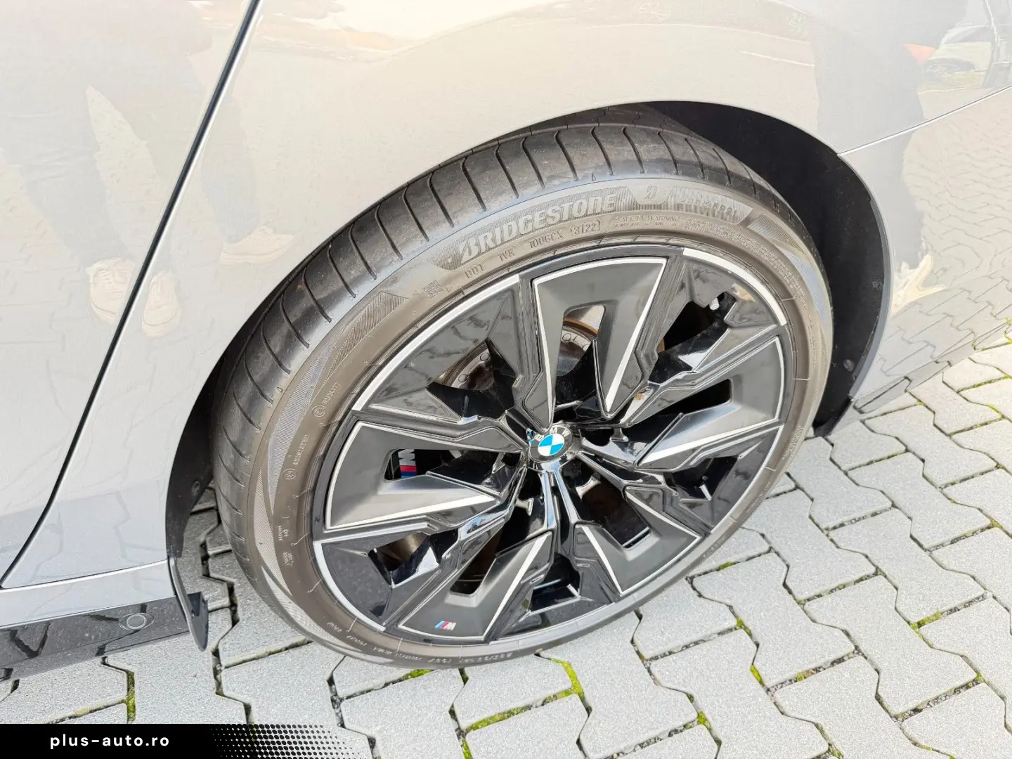 BMW M760e xDrive Individual TV SkyLounge