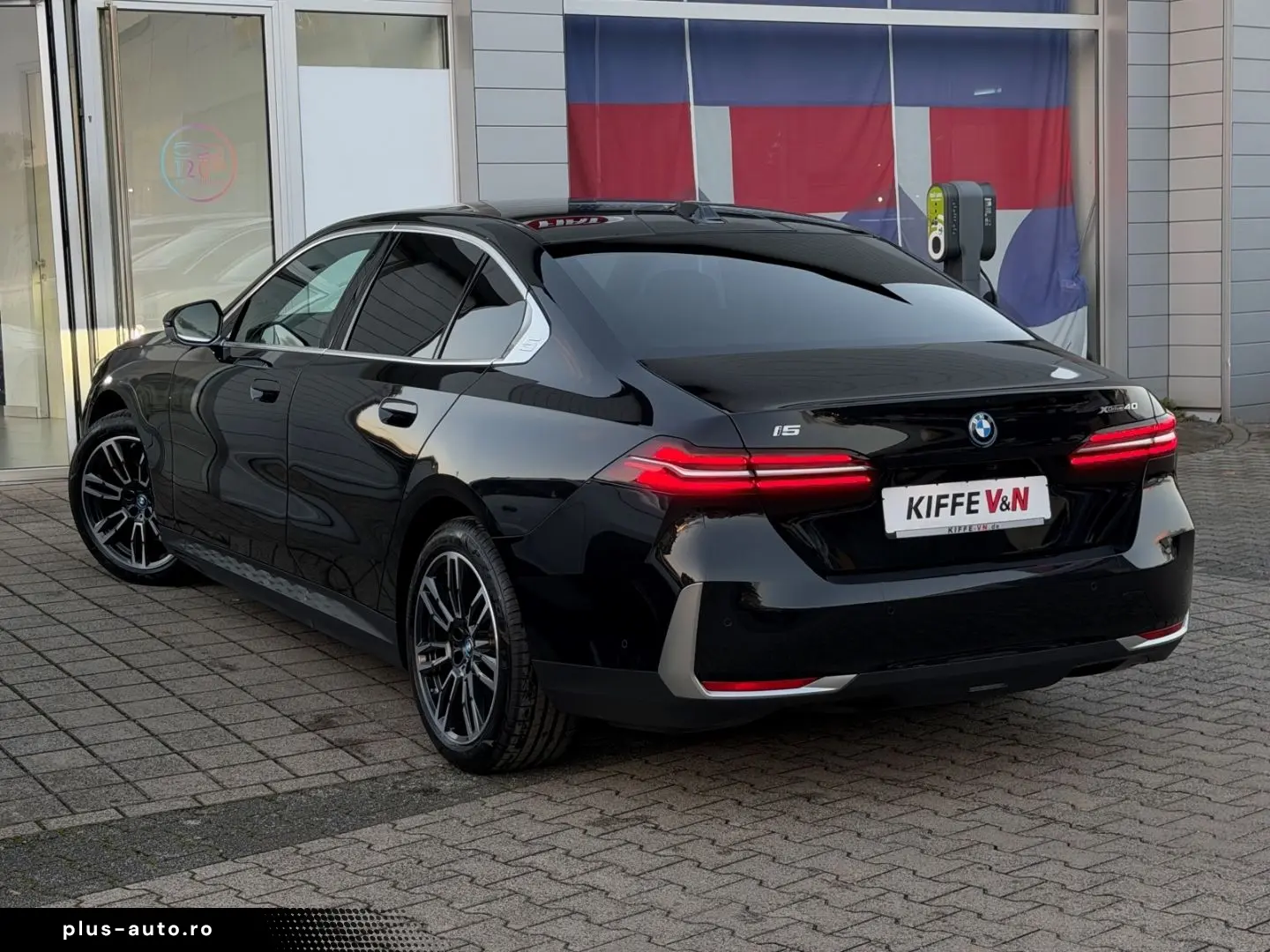 BMW i5 xDrive40 ICONIC_GLOW_PANO_360_B&W