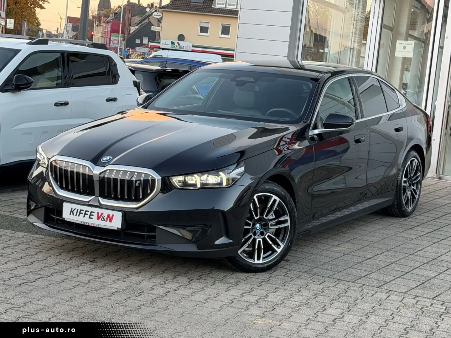 BMW i5 xDrive40 ICONIC_GLOW_PANO_360_B&W