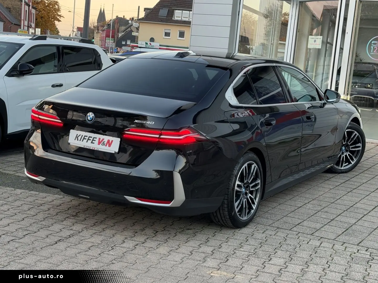 BMW i5 xDrive40 ICONIC_GLOW_PANO_360_B&W
