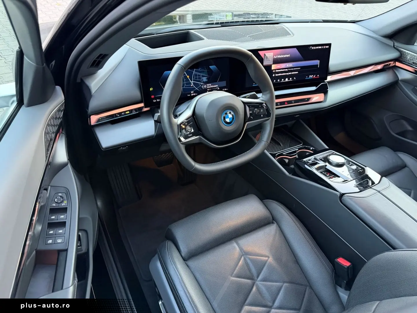 BMW i5 xDrive40 ICONIC_GLOW_PANO_360_B&W
