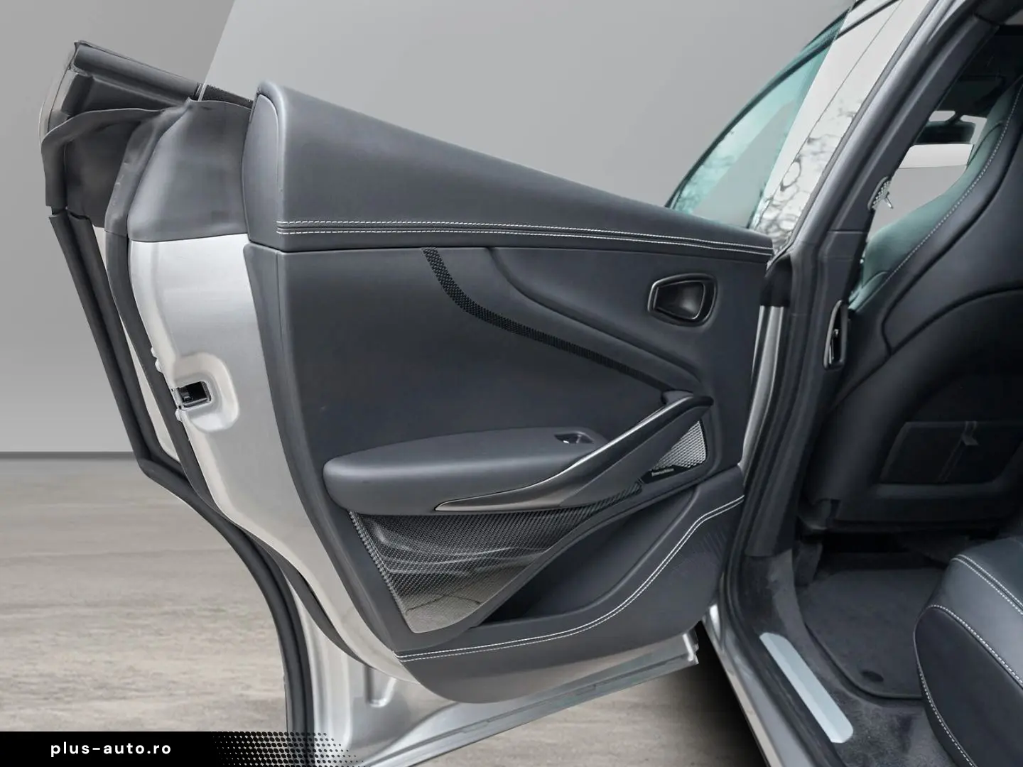 ASTON MARTIN DBX 707 Aluminite Silver   Onyx Black