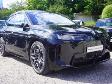 BMW iX xDrive60 M Sport_HeadUp_ACC