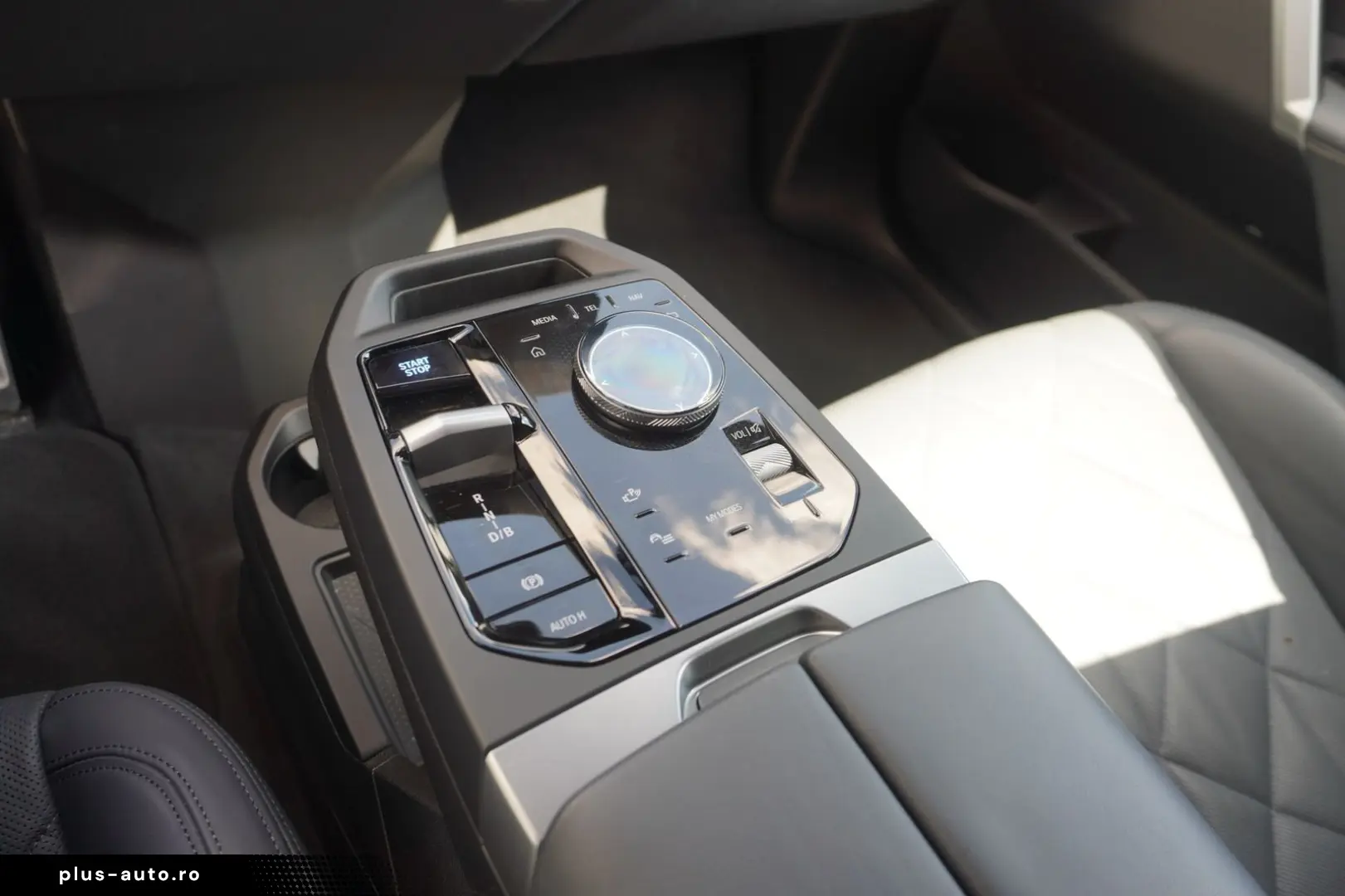 BMW iX xDrive60 M Sport_HeadUp_ACC