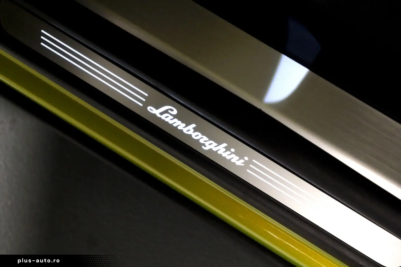 LAMBORGHINI Urus SE 4.0 V8_Akrapovic_B&O_Panoramic