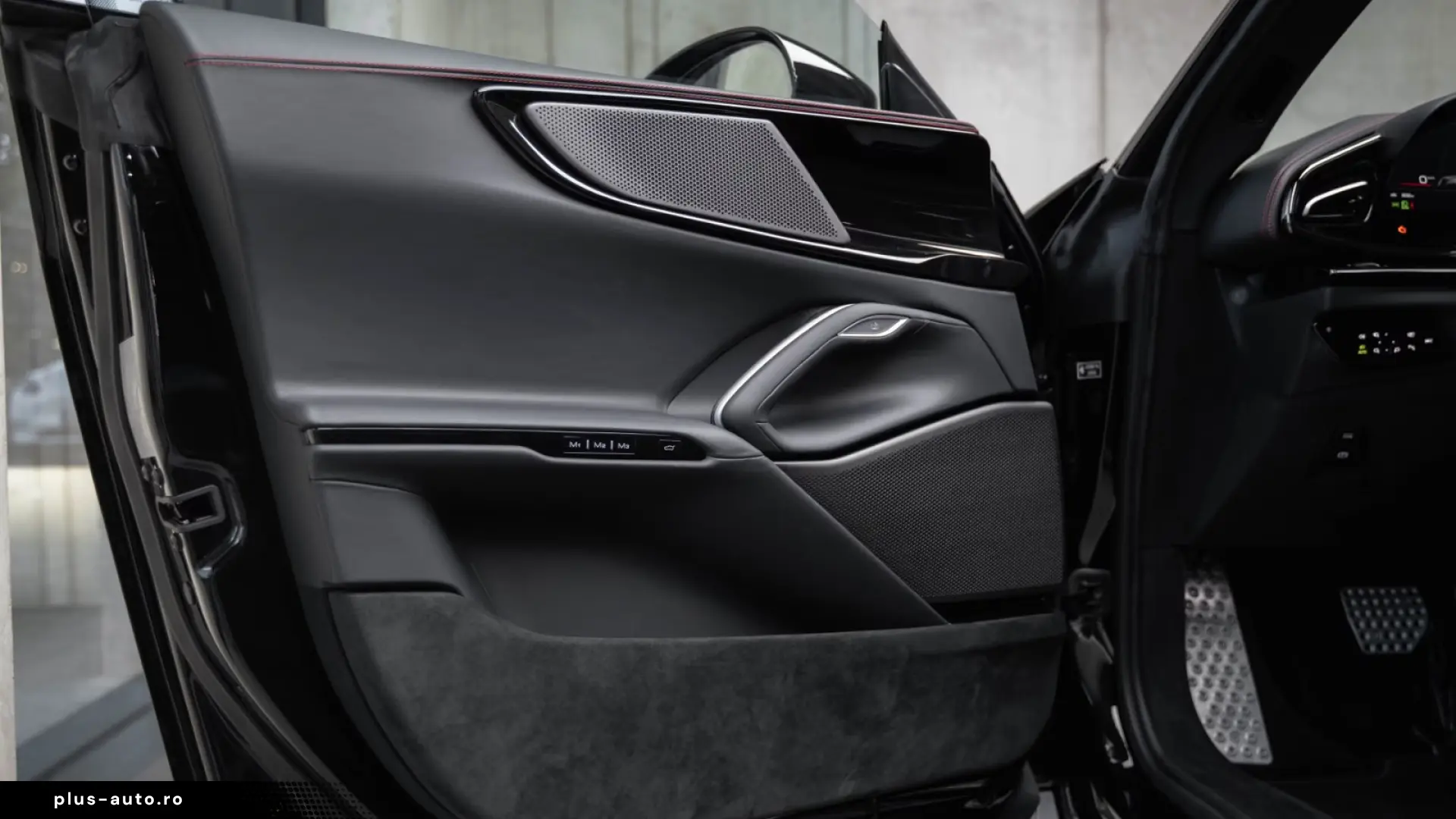 FERRARI PUROSANGUE V12 725 CP 4x4 PANO HUD LIFT FAȚĂ