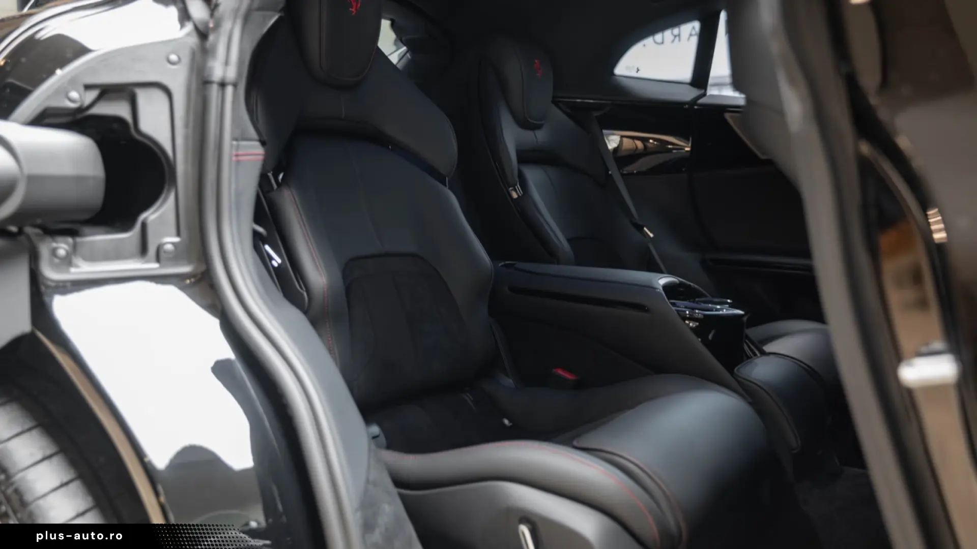 FERRARI PUROSANGUE V12 725 CP 4x4 PANO HUD LIFT FAȚĂ